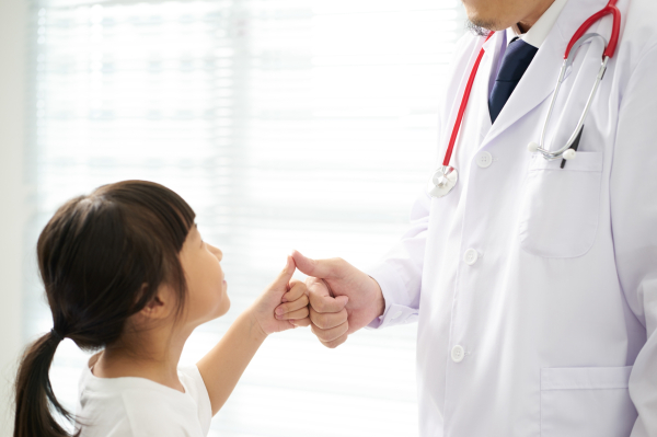 unknown-doctor-little-girl-shaking-hands